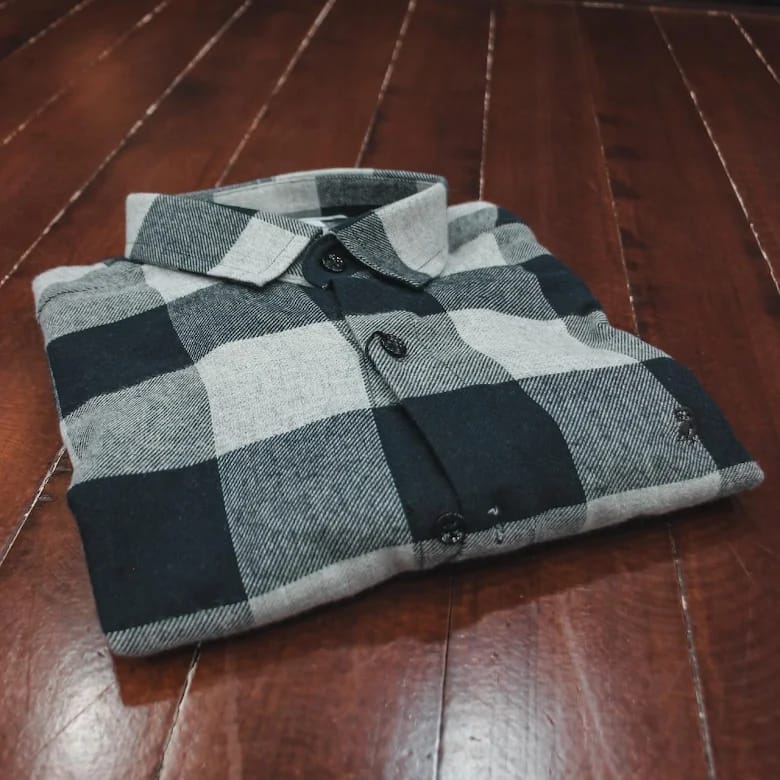 Camisa xadrez masculina dobrada